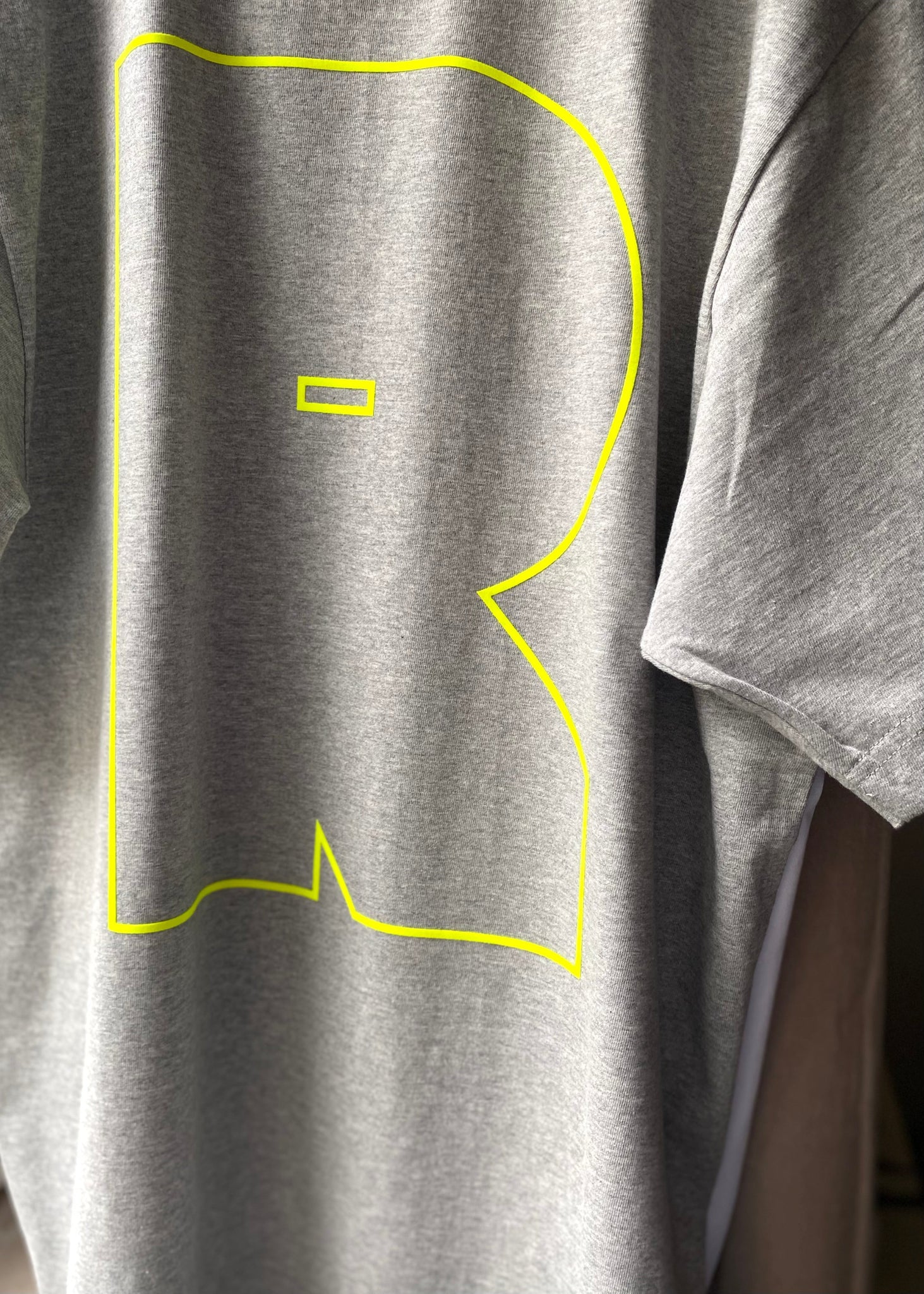 personalisiertes Geschenk bio baumwoll t-shirt mit Typo als Outline Kontour in Leuchtfarbe