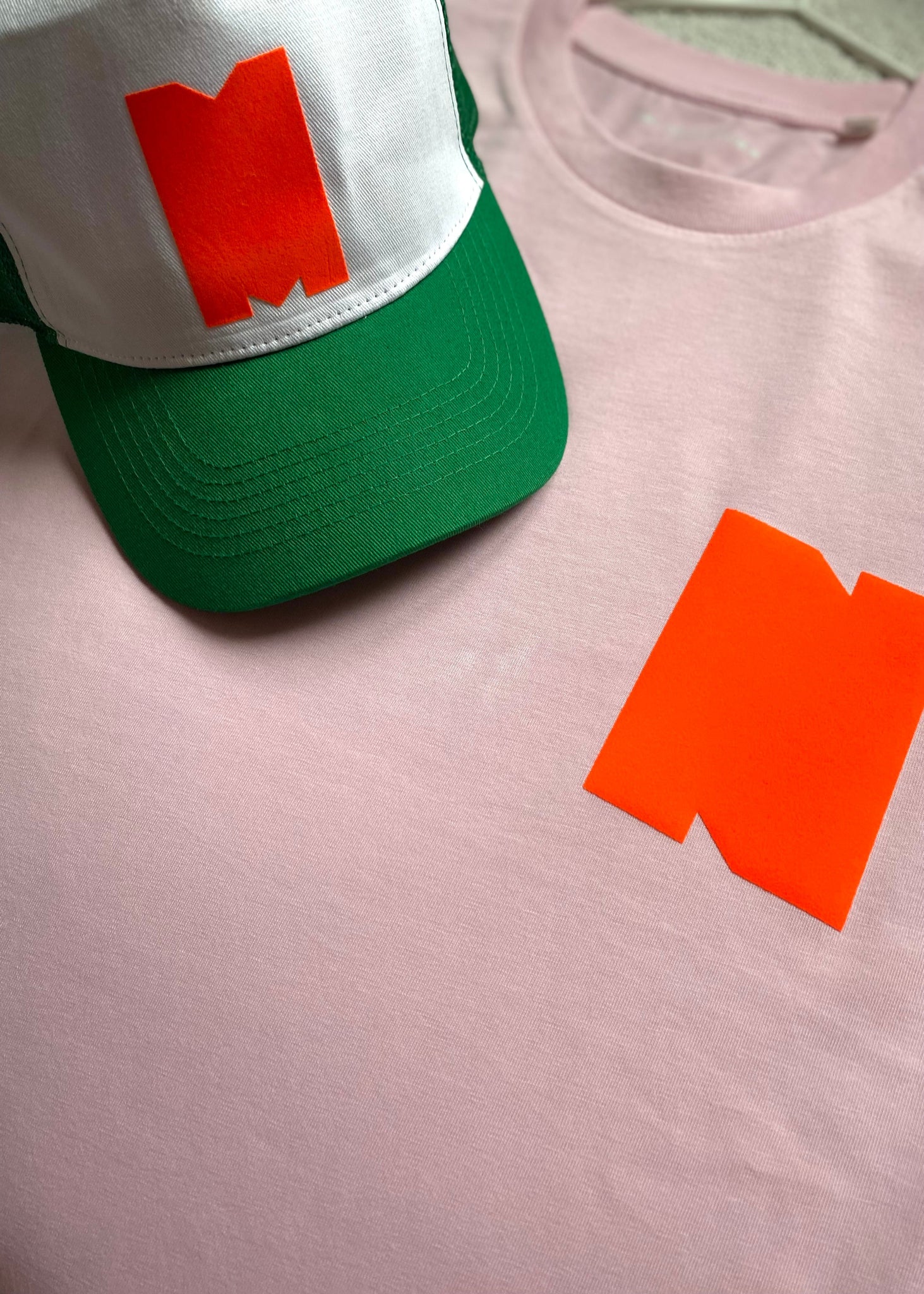 TRUCKER CAP COTTON GREEN WITH NEON RED SUPER CORAL