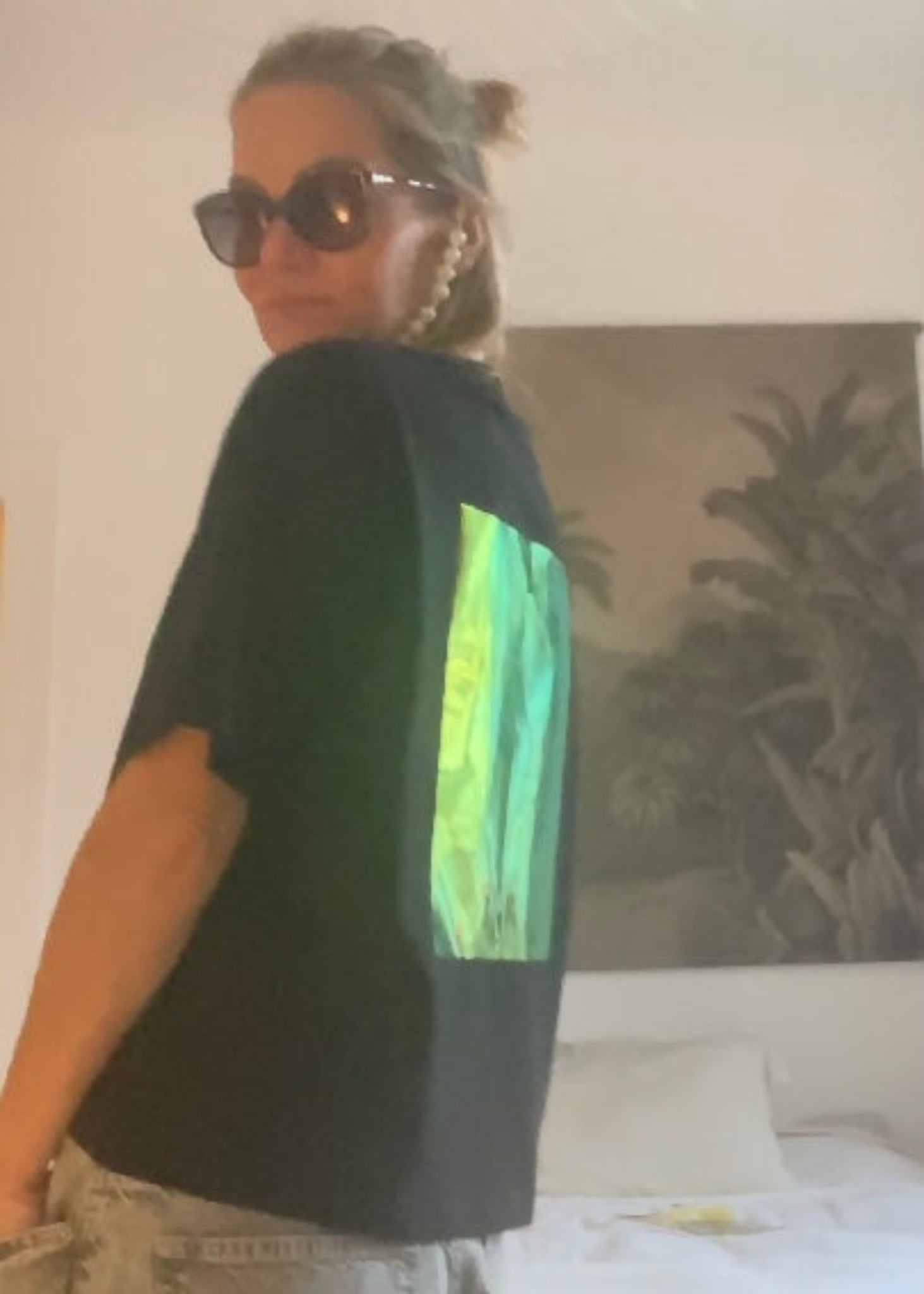 Holographischer Druck auf schwarzem Tshirt