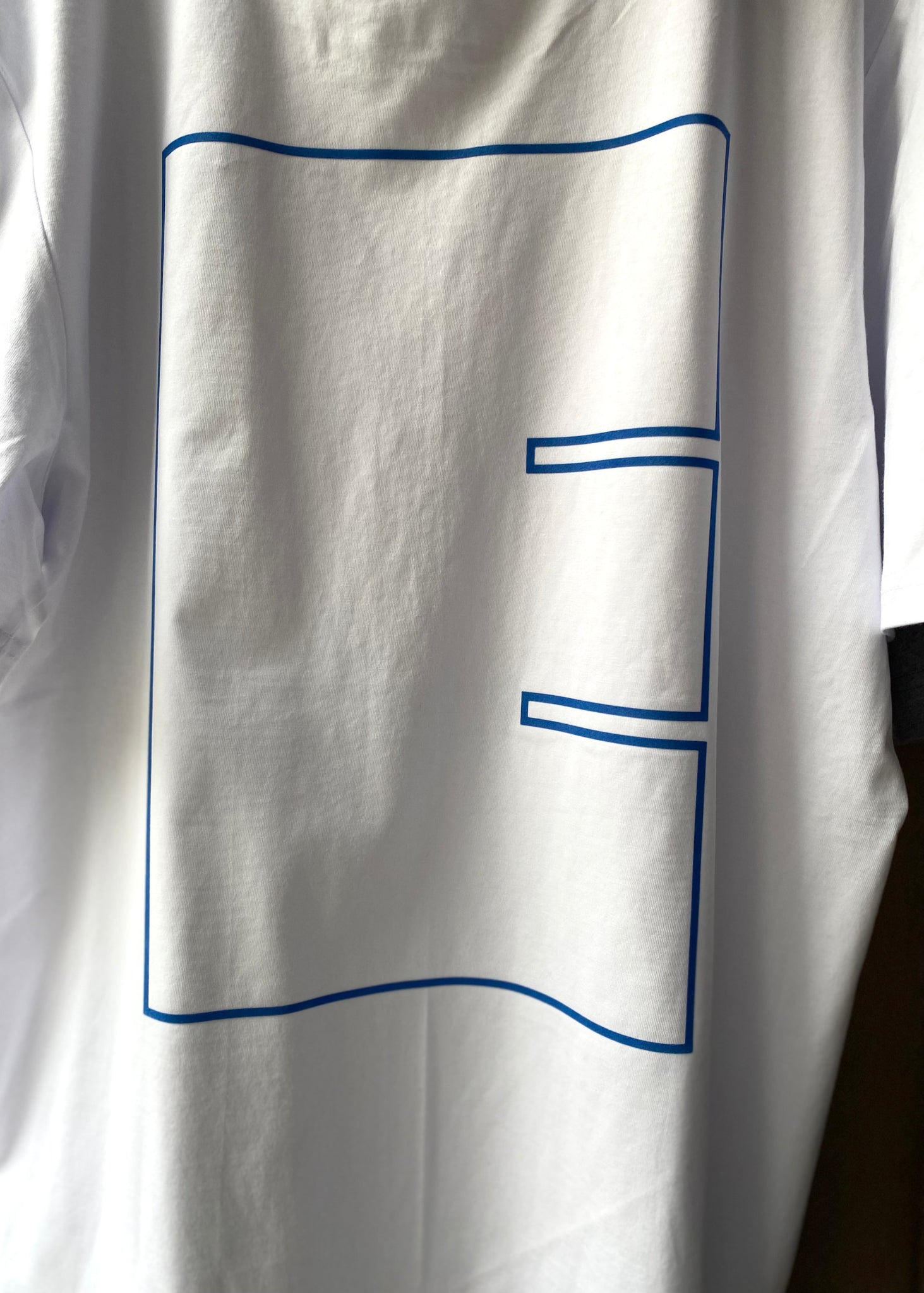 personalisiertes Geschenk bio baumwoll t-shirt mit Typo als Outline Kontour in Leuchtfarbe