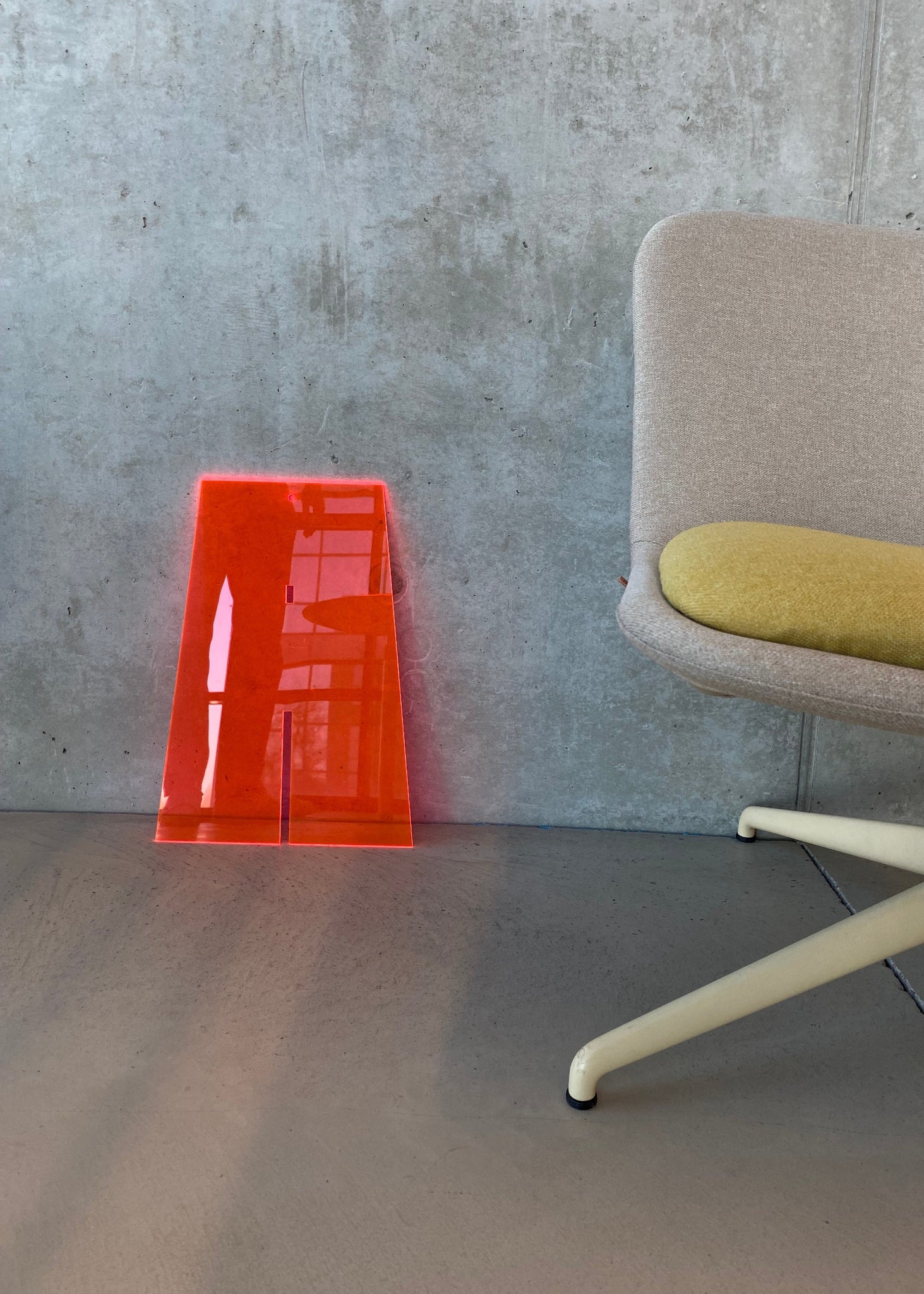 neon orange floureszierend. Deko-Buchstabe aus 100% recyceltem Acdrylglas in Neon Pink mit leuchtenden Kanten.