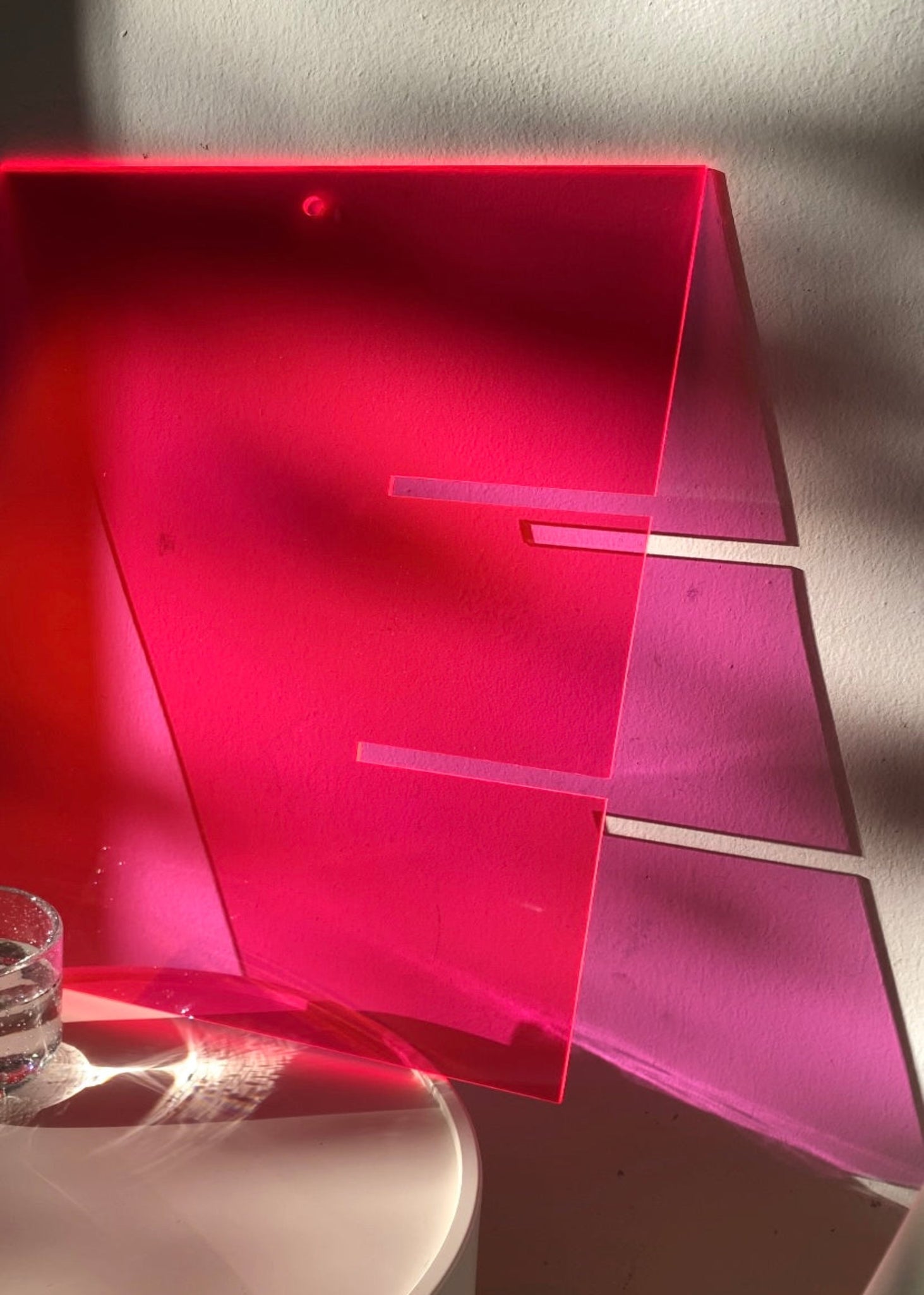 Deko-Buchstabe aus 100% recyceltem Acdrylglas in Neon Pink mit leuchtenden Kanten.
