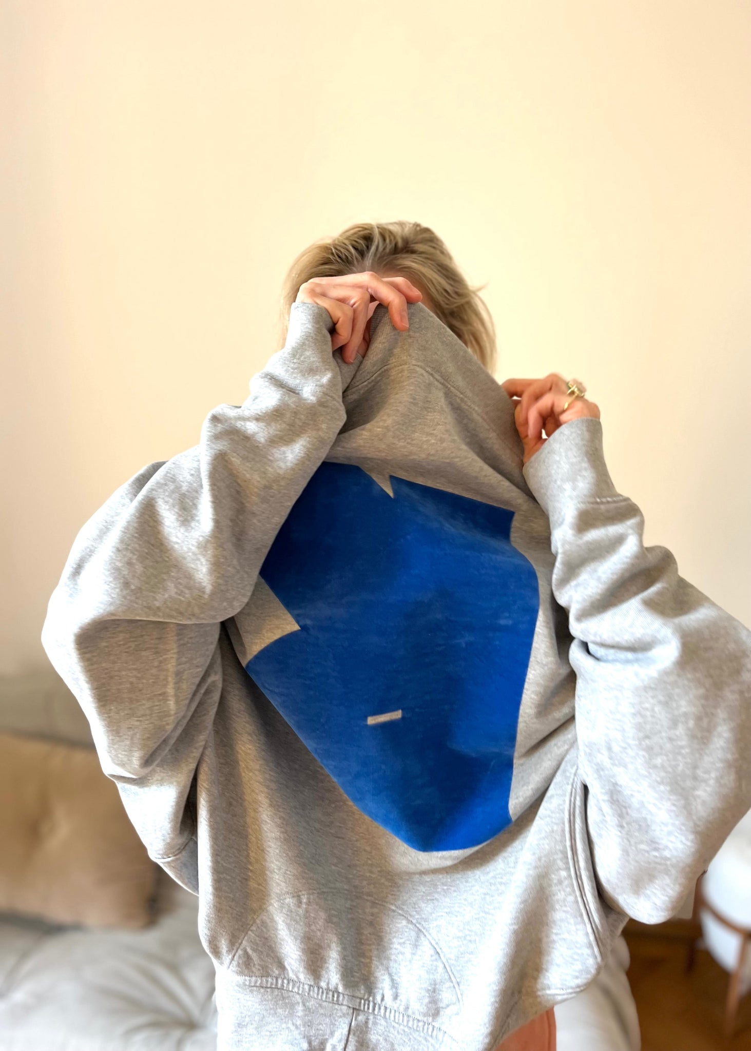organic cotton hoody - grau melange mit sky blue print - Buchstaben Druck