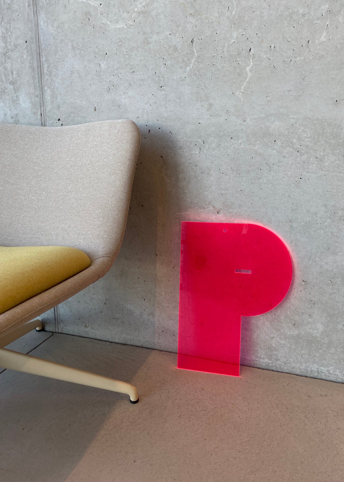 personalisierter Buchstabe aus recyceltem Acrylglas in der Farbe Strong Red mit leuchtenden Kanten