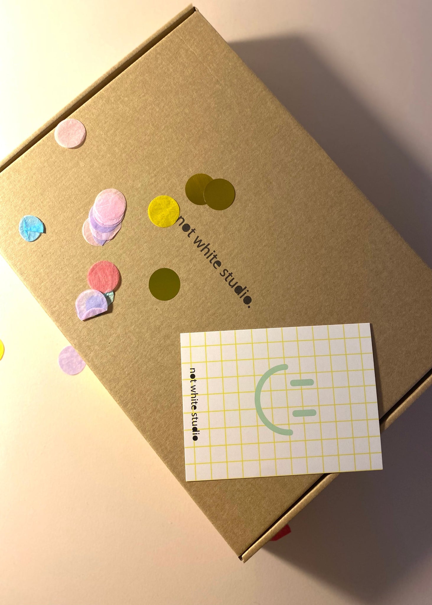 Smiley und Packaging mit Konfetti