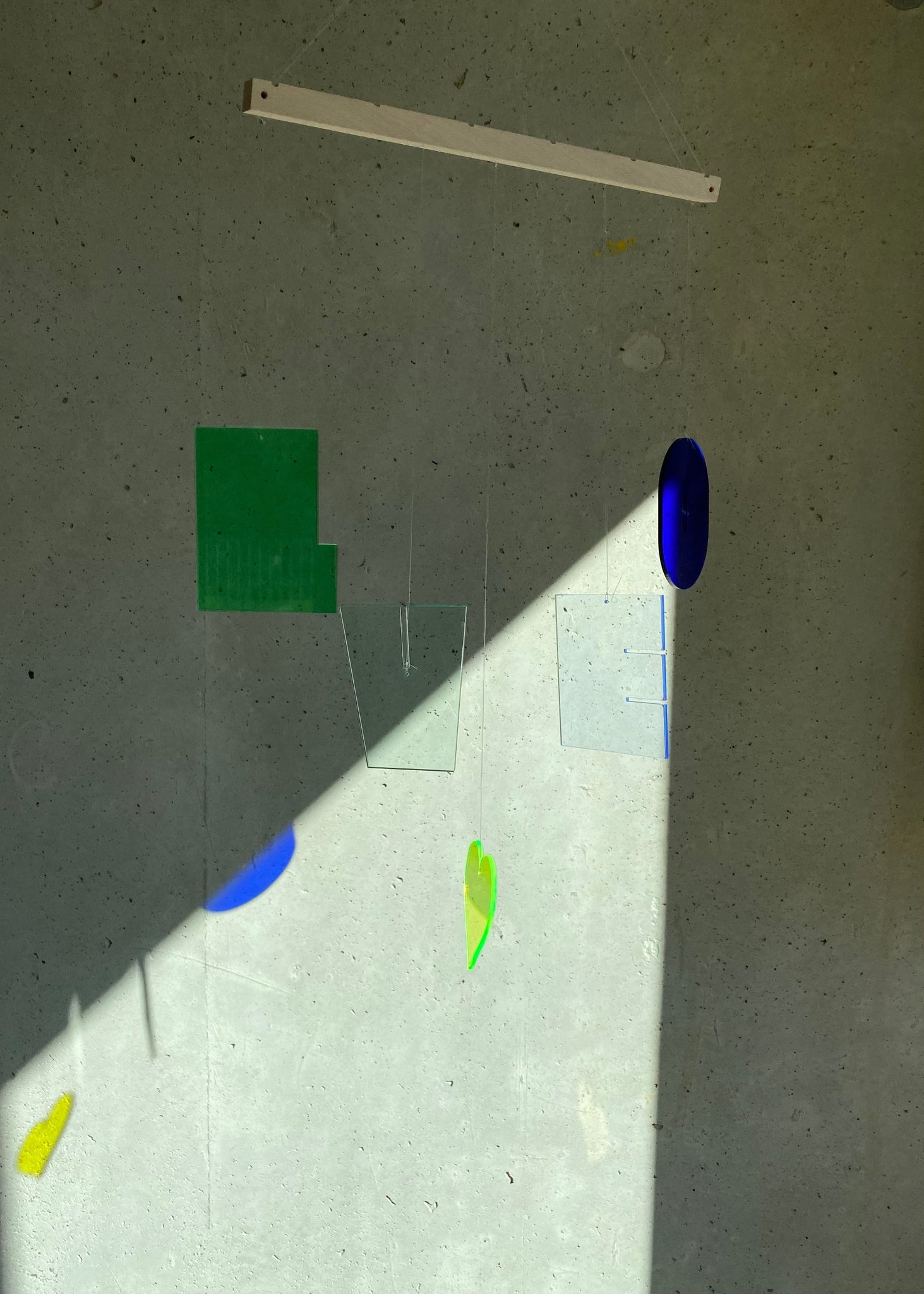 Nachhaltiges Mobilé-Set HOLA aus recyceltem Acrylglas. Fünf farbige Buchstaben mit fluoreszierenden Kanten schaffen lebendige Lichtspiele. Inklusive robuster Nylonschnur und naturbelassenem Buchenholz. Individuell arrangierbar für kreative Deko. Lieferung in nachhaltigem Geschenkkarton.