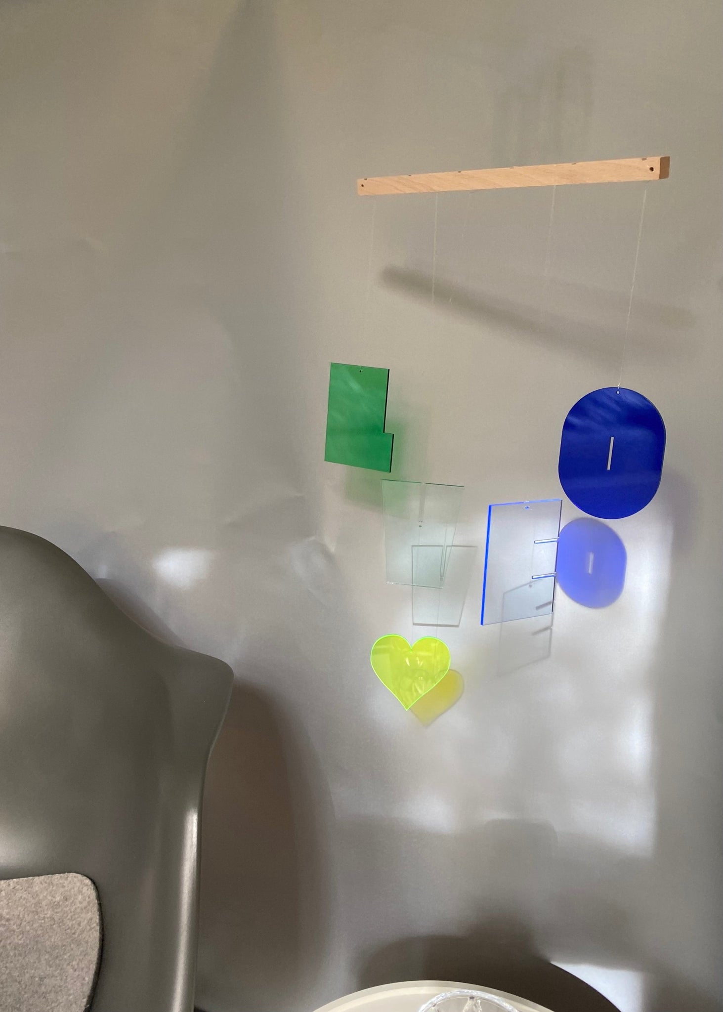Nachhaltiges Mobilé-Set HOLA aus recyceltem Acrylglas. Fünf farbige Buchstaben mit fluoreszierenden Kanten schaffen lebendige Lichtspiele. Inklusive robuster Nylonschnur und naturbelassenem Buchenholz. Individuell arrangierbar für kreative Deko. Lieferung in nachhaltigem Geschenkkarton.