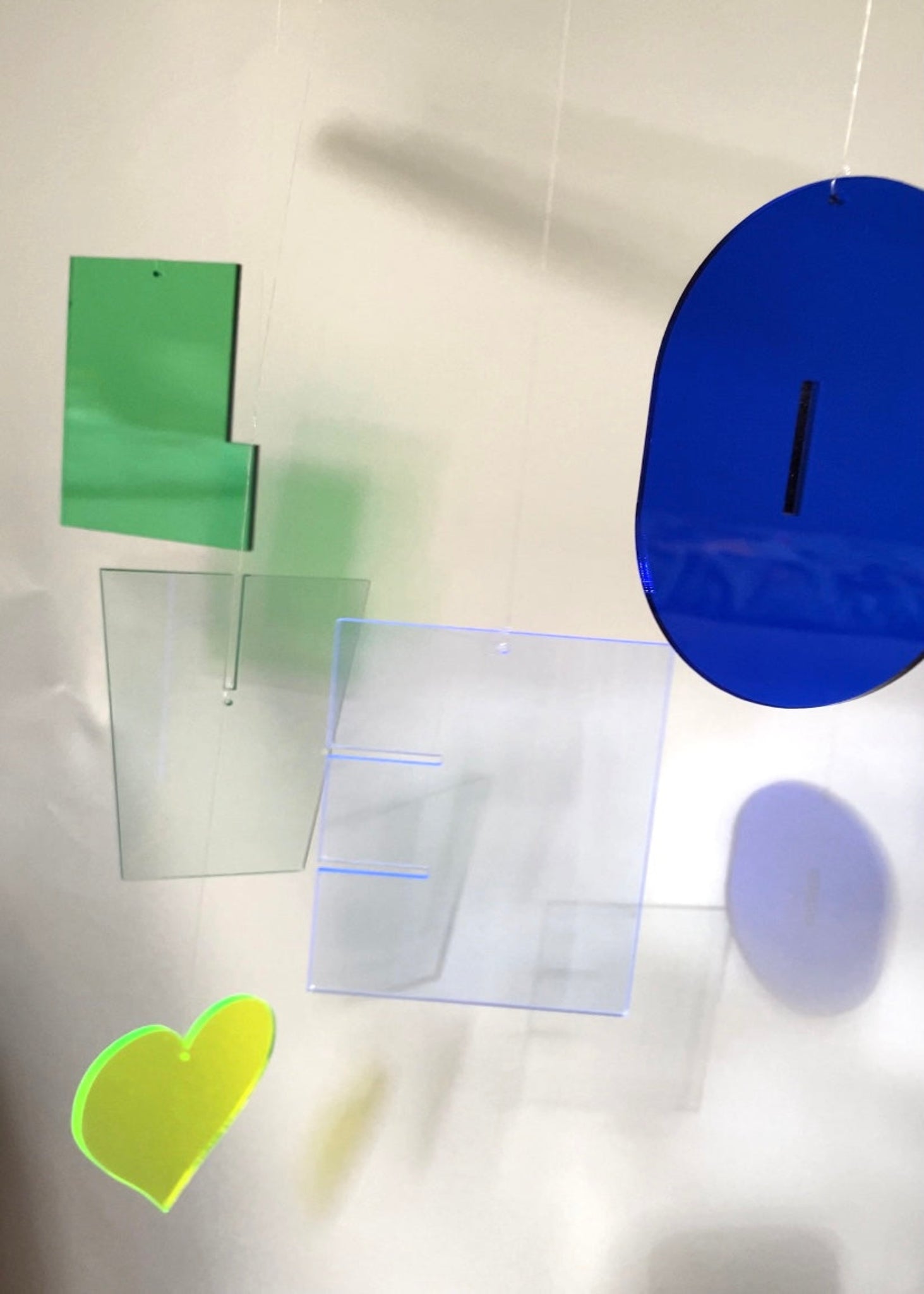 Nachhaltiges Mobilé-Set HOLA aus recyceltem Acrylglas. Fünf farbige Buchstaben mit fluoreszierenden Kanten schaffen lebendige Lichtspiele. Inklusive robuster Nylonschnur und naturbelassenem Buchenholz. Individuell arrangierbar für kreative Deko. Lieferung in nachhaltigem Geschenkkarton.