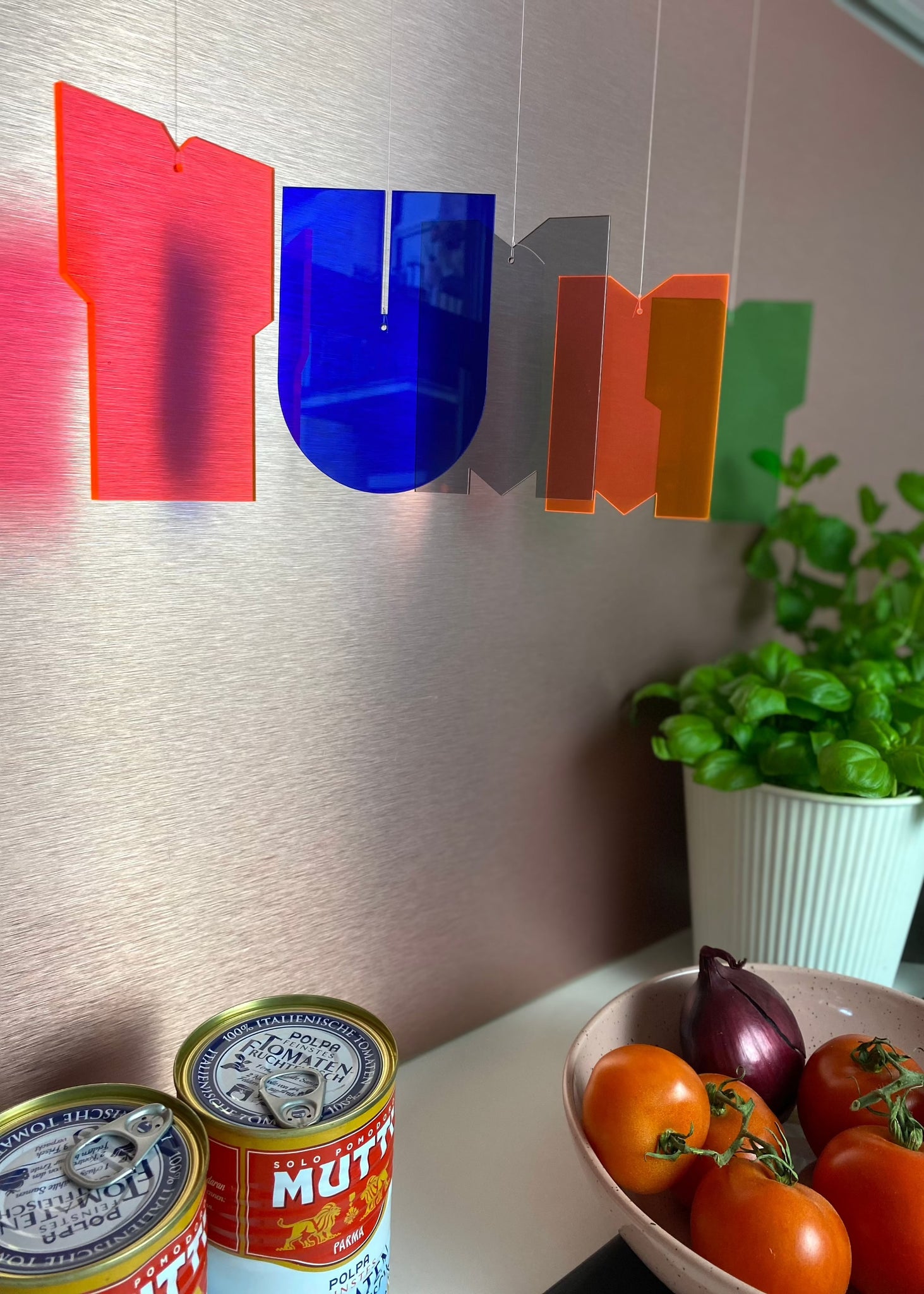 Nachhaltiges Mobilé-Set Yummy aus recyceltem Acrylglas. Fünf farbige ELEMENTE mit fluoreszierenden Kanten schaffen lebendige Lichtspiele. Inklusive robuster Nylonschnur und naturbelassenem Buchenholz. Individuell arrangierbar für kreative Deko. Lieferung in nachhaltigem Geschenkkarton. Geschenk zur Taufe Geburt Geburtstag